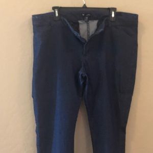 Gap pants very nice on and comfortable.